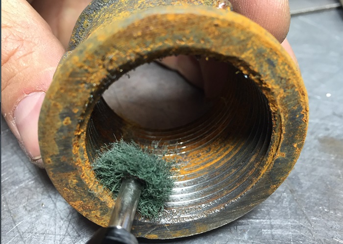 Как осуществляется очистка внутренней поверхности труб от ржавчины?