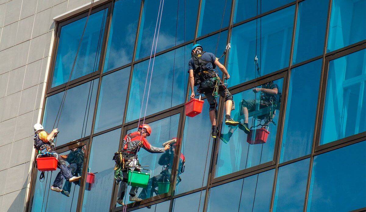 Уверенная чистка: как альпинисты осваивают мойку окон в высотных зданиях
